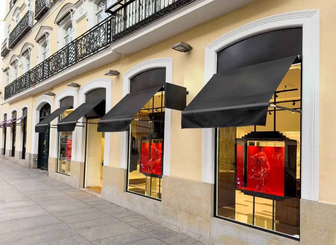 Façade vitrine de magasin en aluminium sur mesure à Lattes